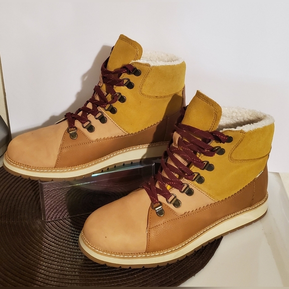 Women'sTan and Brown Boots - Picture 4 of 8